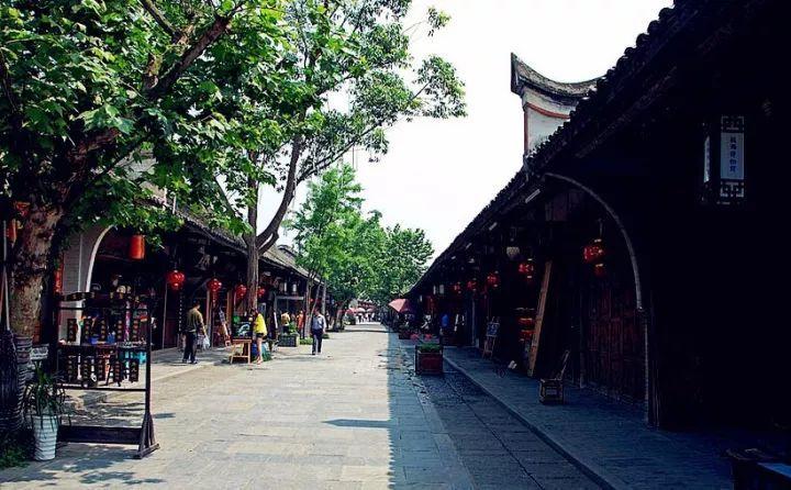 周星驰推出短剧厂牌，“剧场化”成今年行业关键词
